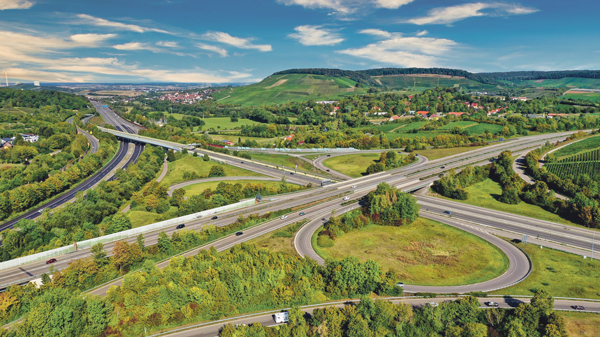 Autobahn Straße Grün Bäume Wald Büsche Autos