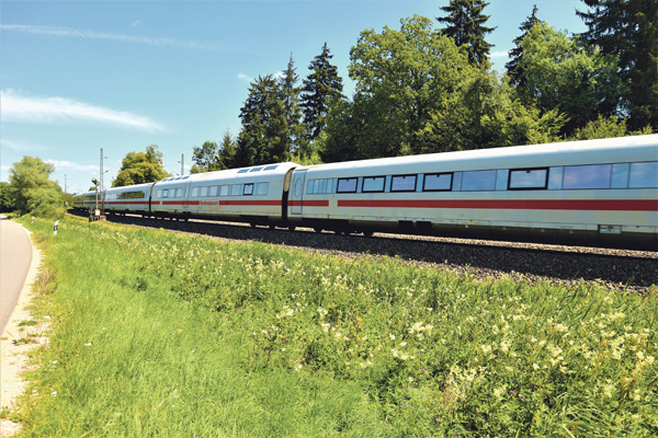 Schnellzug Zug Bahn ICE Grün Bäume Wiese Büsche Sommer