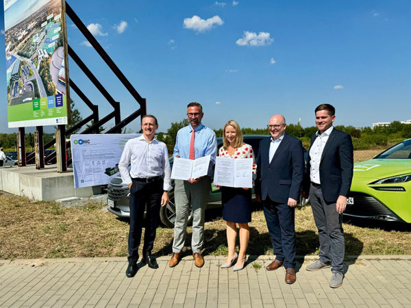 von links nach rechts: Prof. Thomas von Unwerth, Martin Dulig, Daniela Kluckert, OB Sven Schulze, Karl Lötsch Wasserstoff-Forschungszentrum in Chemnitz nimmt Fahrt auf