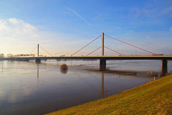Der Rhein bei Leverkusen-Rheindorf während des Hochwassers im Januar 2011. Blick auf die Leverkusener Autobahnbrücke von Süden aus.Im Vordergrund befindet sich der überflutete Yachthafen. Neue Rheinbrücke in Leverkusen: Zukunftsweisende Technik im Einsatz