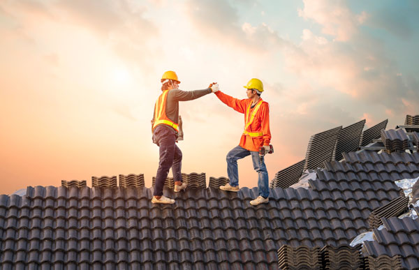 Dachdeckerhandwerk Höhere Löhne im Dachdeckerhandwerk: Neuer Tarifvertrag bringt Verbesserungen