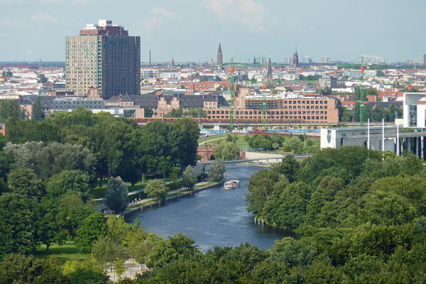 Blick auf den Moabiter Werder und das Bettenhochhaus der Charité im Berliner Bezirk Mitte von der Aussichtsplattform der Siegessäule aus Neubau in Berlin-Mitte: Innovatives Bürogebäude in Holz-Hybridbauweise