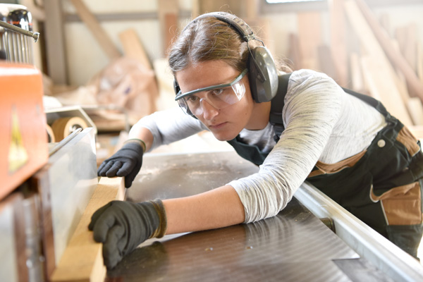 Prämie für Praktika im Handwerk Thüringen erhöht Praktikumsprämie für Ferienjobs im Handwerk