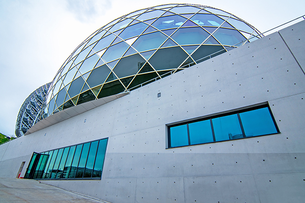 7_La Seine Musicale_Blick auf die Glaskuppel und Seitenwand.jpg