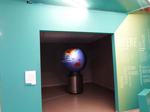 Universum Bremen-15.JPG Universum Bremen-15.JPG