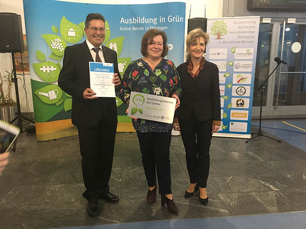 Bild 2 - Thüringens Ausbildungsbetrieb des Jahres Axel & Carmen Breitzke mit Landwirtschaftsministerin Birgit Keller.jpeg Bild 2 - Thüringens Ausbildungsbetrieb des Jahres Axel & Carmen Breitzke mit Landwirtschaftsministerin Birgit Keller.jpeg
