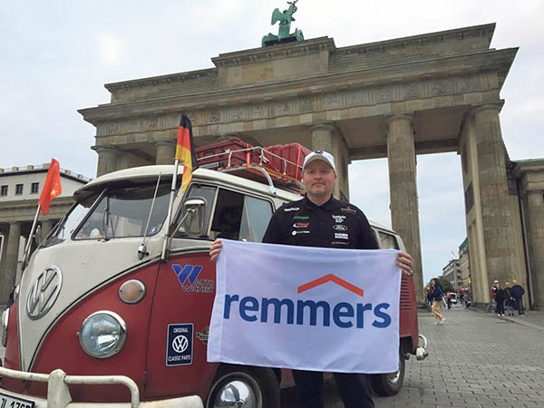 1322 - 1 Joey startet am Brandenburger Tor.jpg