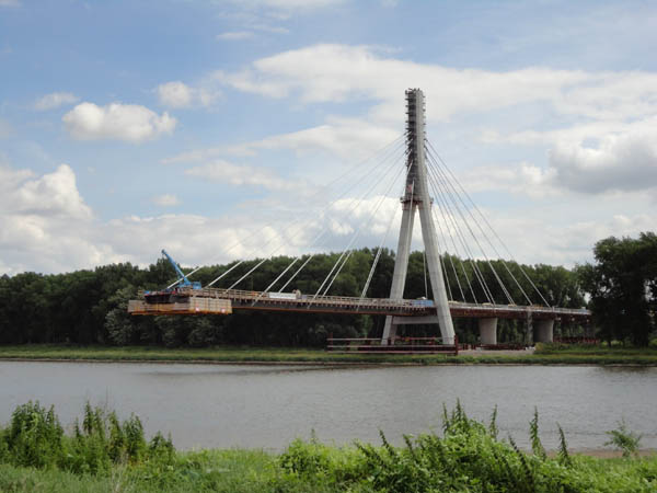 SchrÃ¤gseilbrÃ¼cke SchÃ¶nebeckÂ©Donges SteelTec .JPG