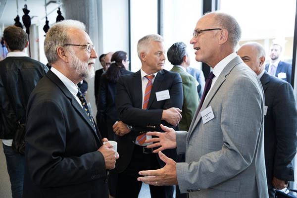 Der Technische Direktor Steen Lykke im Gespräch mit Vertretern der präqualifizierten Konso.jpg Der Technische Direktor Steen Lykke im Gespräch mit Vertretern der präqualifizierten Konso.jpg