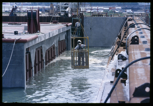 Das Trockendock mit dem Tunnelelement wird mit Wasser gefüllt.jpg Das Trockendock mit dem Tunnelelement wird mit Wasser gefüllt.jpg