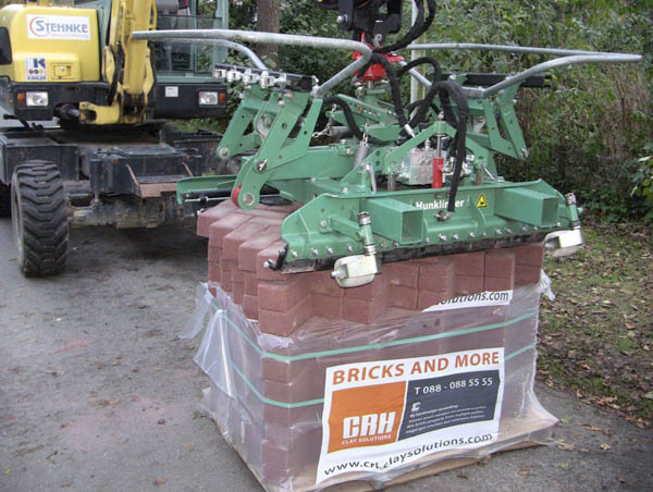 Hunklinger Pflastergreif, Stehnke Mobilbagger, CRH Klinkerpflaster.jpg Hunklinger Pflastergreif, Stehnke Mobilbagger, CRH Klinkerpflaster.jpg