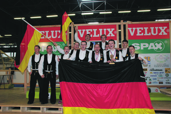 2014_ZimmererNM_komplett_auf_Podest_mit_Fahne.jpg 2014_ZimmererNM_komplett_auf_Podest_mit_Fahne.jpg