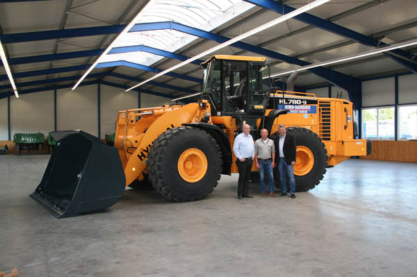 HL-780-9 Hyundai Baumaschine Mobilbagger 30 Tonnen Wienäber Reinfeld wesenberg Verkauf Verleich Miete Bagger Radlader Schaufel Kiesgrube als Einsatzort IMG_7811_web.jpg HL-780-9 Hyundai Baumaschine Mobilbagger 30 Tonnen Wienäber Reinfeld wesenberg Verkauf Verleich Miete Bagger Radlader Schaufel Kiesgrube als Einsatzort IMG_7811_web.jpg