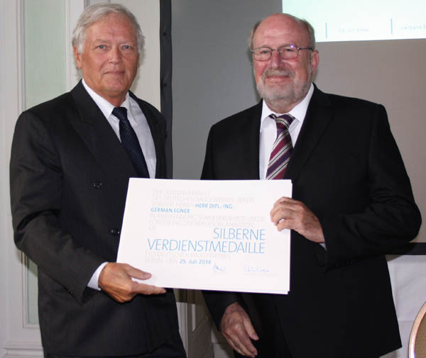 Ehrung Egner durch Loewenstein.jpg Ehrung Egner durch Loewenstein.jpg