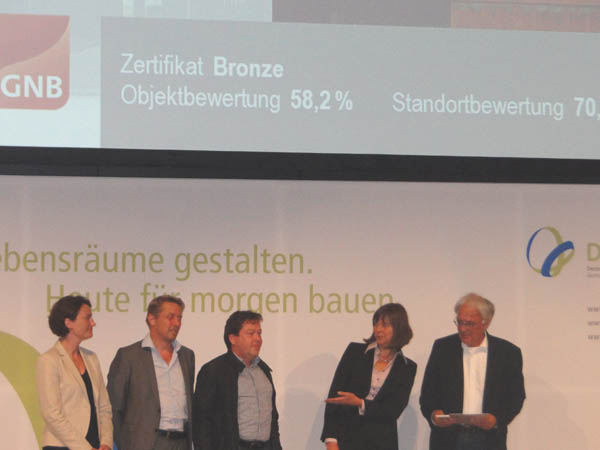 DGNB-Bronze für Metallwerkstück_Zertifikats-Überreichung(©bauforumstahl).jpg DGNB-Bronze für Metallwerkstück_Zertifikats-Überreichung(©bauforumstahl).jpg