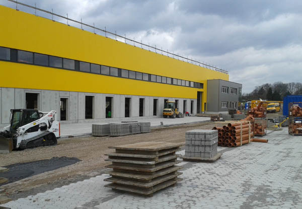 14-04 Außenanlage.jpg 14-04 Außenanlage.jpg