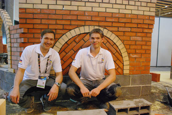 Maurer_Experte_Kai_Uwe_Holtschmidt_und_Sven_Jungmann_Abpfiff_vor_Wettbewerbsst_web.jpg Maurer_Experte_Kai_Uwe_Holtschmidt_und_Sven_Jungmann_Abpfiff_vor_Wettbewerbsst_web.jpg