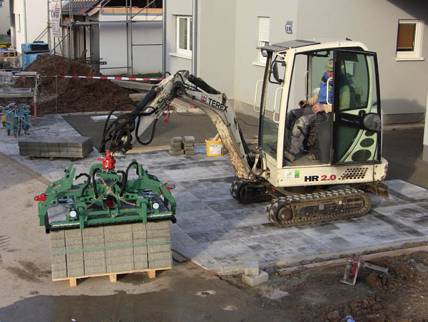 Dürr Galabau, Hunklinger Baggerpflastern 2.jpg Dürr Galabau, Hunklinger Baggerpflastern 2.jpg