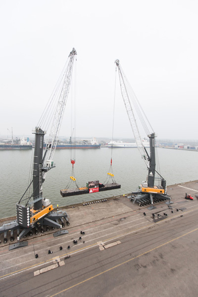 liebherr-lhm-600-mobile-harbour-cranes-heavy-duty-tandem-lift-katoen-natie-belgium-72dpi.jpg