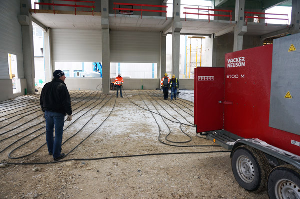Cramo-Pressebild Auslegen des Heizschlauches.jpg Cramo-Pressebild Auslegen des Heizschlauches.jpg