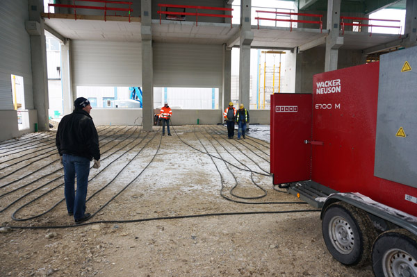 Cramo-Pressebild Auslegen des Heizschlauches.jpg