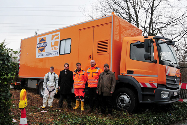 SchlÃ¼sselÃ¼bergabe_Ãœbergabe des MRT-LKW an Swietelsky Faber.jpg