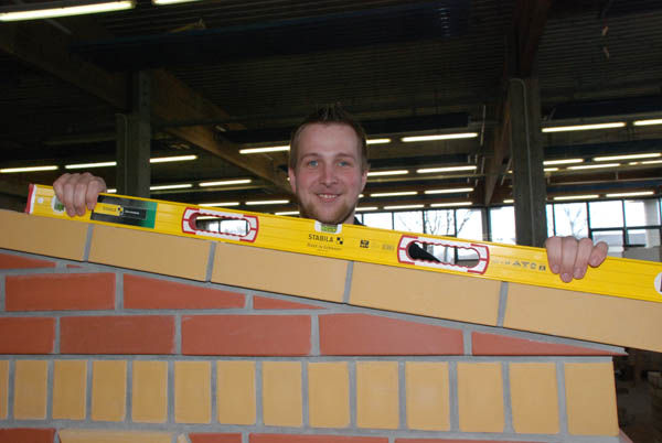 Maurer_Bauschke_mit_Stabila.jpg Maurer_Bauschke_mit_Stabila.jpg