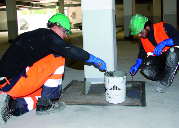 Arbeit mit Epoxidharz.jpg Arbeit mit Epoxidharz.jpg