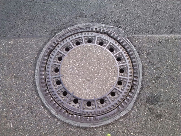 13_sanierte Schachtabdeckung.JPG 13_sanierte Schachtabdeckung.JPG