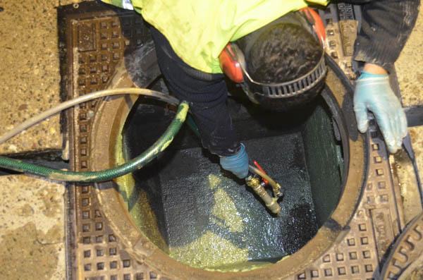 3_Schachtbeschichtung mit resiShield LV im Sprühverfahren.JPG 3_Schachtbeschichtung mit resiShield LV im Sprühverfahren.JPG