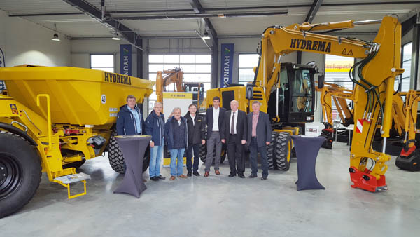 Bild 1-Hydrema Vertragsunterzeichnung mit Wienäber Baumaschinen 2015 Rendsburg.jpg Bild 1-Hydrema Vertragsunterzeichnung mit Wienäber Baumaschinen 2015 Rendsburg.jpg
