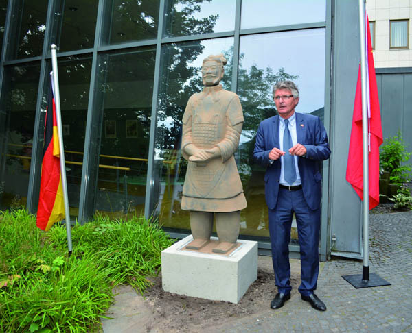 1086 - Terrakottakrieger im Museumsgarten.jpg 1086 - Terrakottakrieger im Museumsgarten.jpg