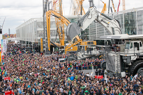 besucher-am-liebherr-stand.jpg besucher-am-liebherr-stand.jpg