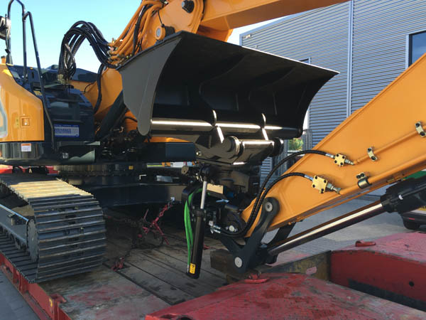 Intelligente Anbautechnik-Tiltrotator beim Trägergerät Hyundai HX235_web.jpg Intelligente Anbautechnik-Tiltrotator beim Trägergerät Hyundai HX235_web.jpg