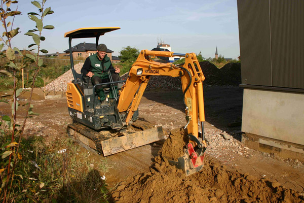 Online-Hyundai_Minibagger im Landschaftsbau_1.jpg