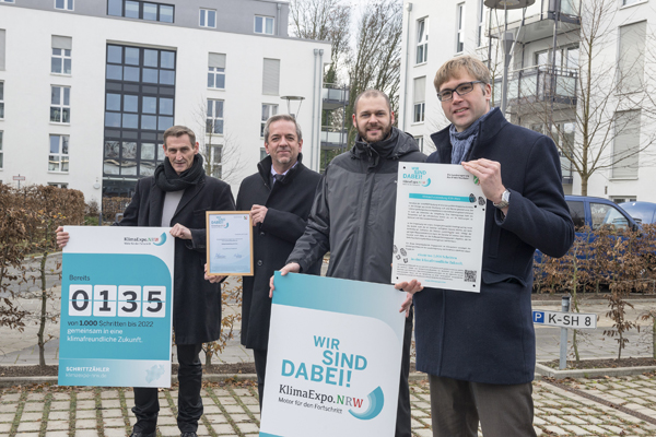 KlimaExpo.NRW - Gruppenfoto UrkundenÃ¼bergabe Klimaschutzsiedlung Koeln-Porz_Wolff Fotografie.jpg