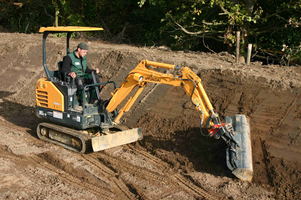 Online-Hyundai_Minibagger im Landschaftsbau_2.jpg