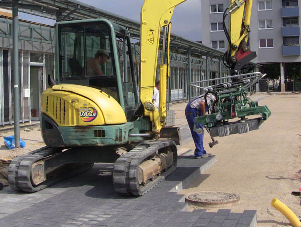 Hunklinger Pflastergreif, Minibagger, Berta-KrÃ¶ger-Platz, Hamburg.jpg