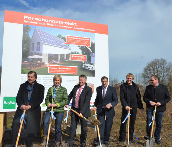 smp-pm- forschungsprojekt effizienzhaus plus_spatenstich_bild2.JPG smp-pm- forschungsprojekt effizienzhaus plus_spatenstich_bild2.JPG